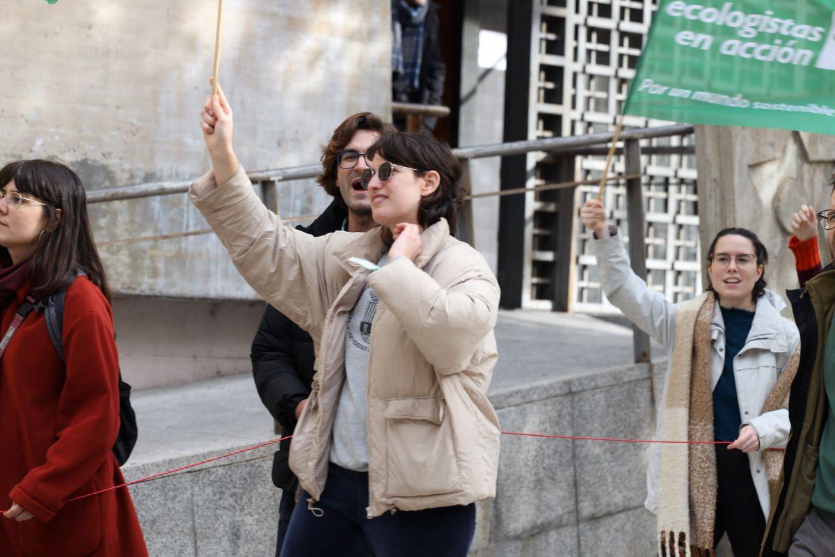 Cadena humana en Zaragoza en defensa de Canal Roya - El Periódico de Aragón