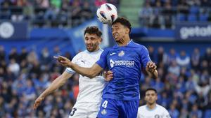 Gastón Álvarez despeja un balón aéreo ante Iván Martín en el Getafe-Girona.