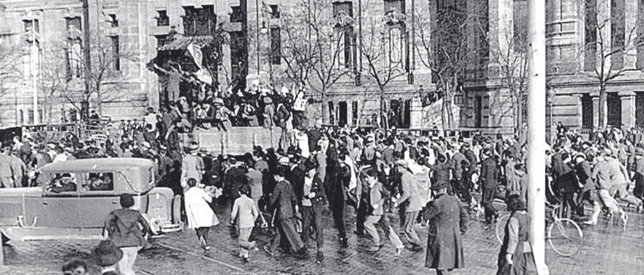 Celebración en las calles de Madrid de la Segunda República.