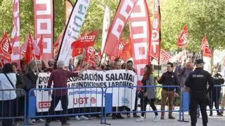Los sindicatos reclaman mejoras laborales en la junta de accionistas del Sabadell en Alicante