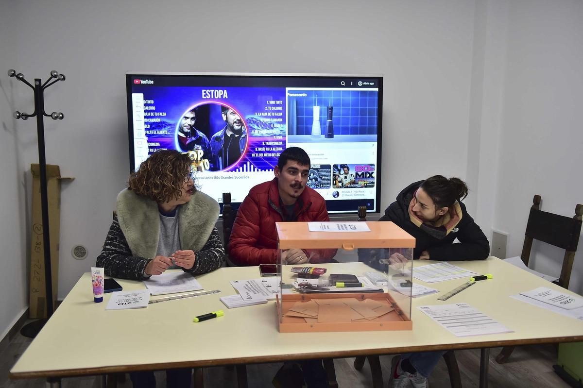 Fotogalería | Elecciones en Extremadura: Así votan este 21D en Jarilla y Villar de Plasencia