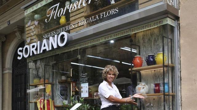 Houria, parella de Xavier Soriano i ànima de la botiga, al costat de l’entrada de l’establiment. | ELISENDA PONS