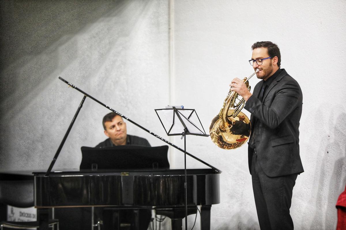 Los hermanos Antonio Luis y Jorge Suárez interpretaron varias piezas a piano y tuba.