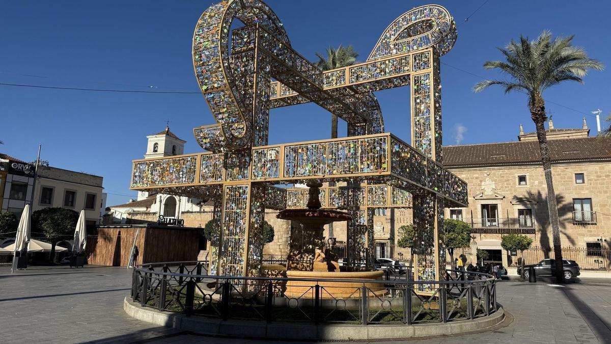 El regalo de grandes dimensiones navideño repite en la plaza de España.