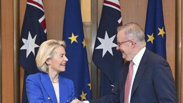 Ursula von der Leyen i Anthony Albanese, dilluns a Canberra. | LUKAS COCH / EFE