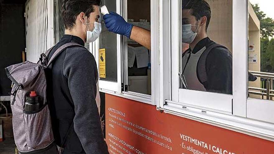 Un deportista se somete al control de temperatura en su entrada al polideportivo Príncipes de España.