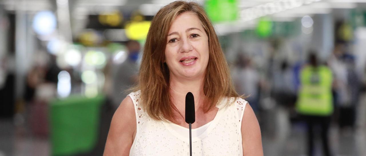 Francina Armengol durante la presentación del certificado covid en el aeropuerto de Palma.