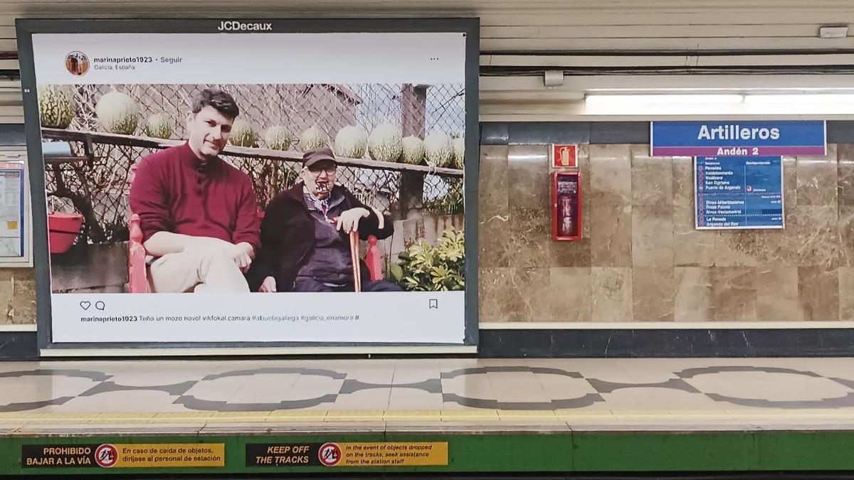 En la parada de Metro Artilleros, en la línea 9, hay varios anuncios de @marinaprieto1923 junto a sus familiares