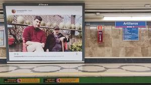 En la parada de Metro Artilleros, en la línea 9, hay varios anuncios de @marinaprieto1923 junto a sus familiares