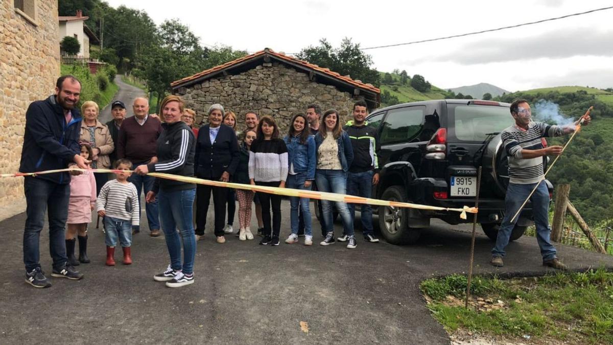 Los vecinos de La Vallina (Piloña) celebran el arreglo de su carretera | R. M. V.