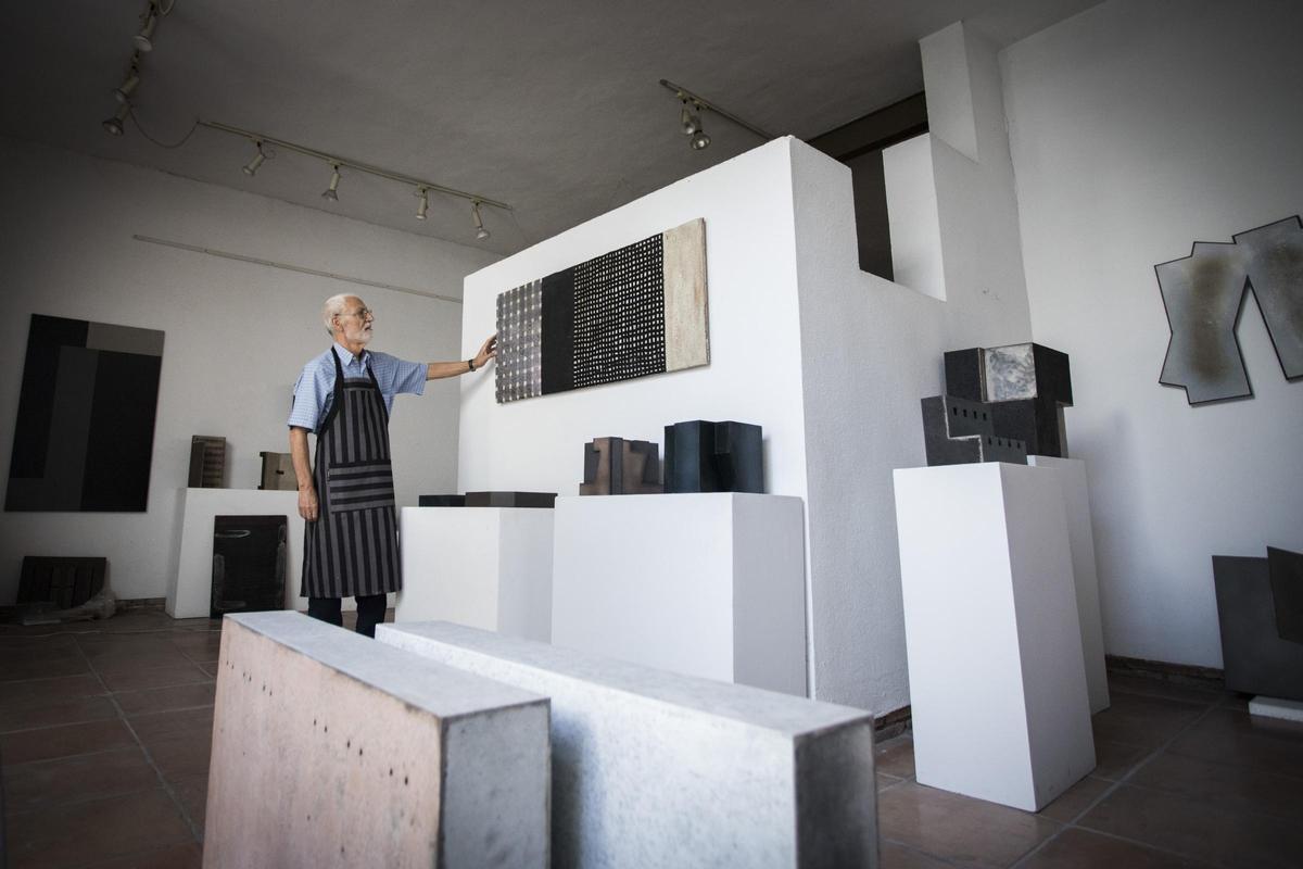 CULTURA / Entrevista al ceramista Enric Mestre en su estudio. Enric Mestre