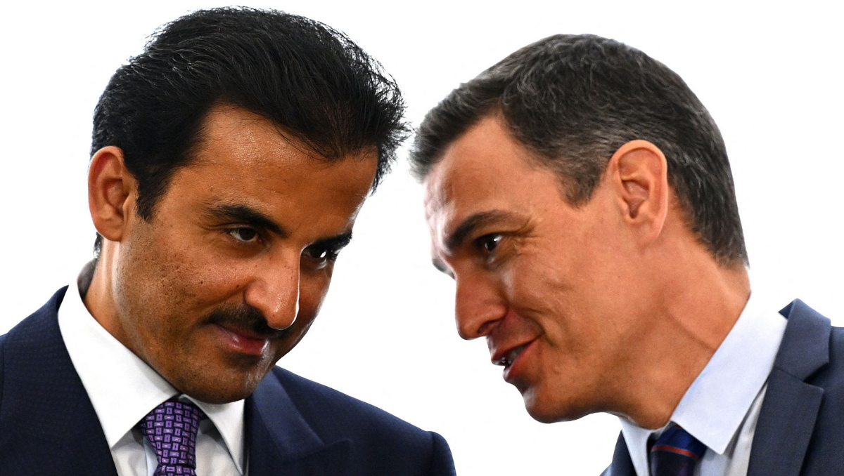 El presidente del Gobierno, Pedro Sánchez, y el emir de Catar, Tamim bin Hamad Al Thani, durante la reunión que han mantenido este miércoles en La Moncloa.