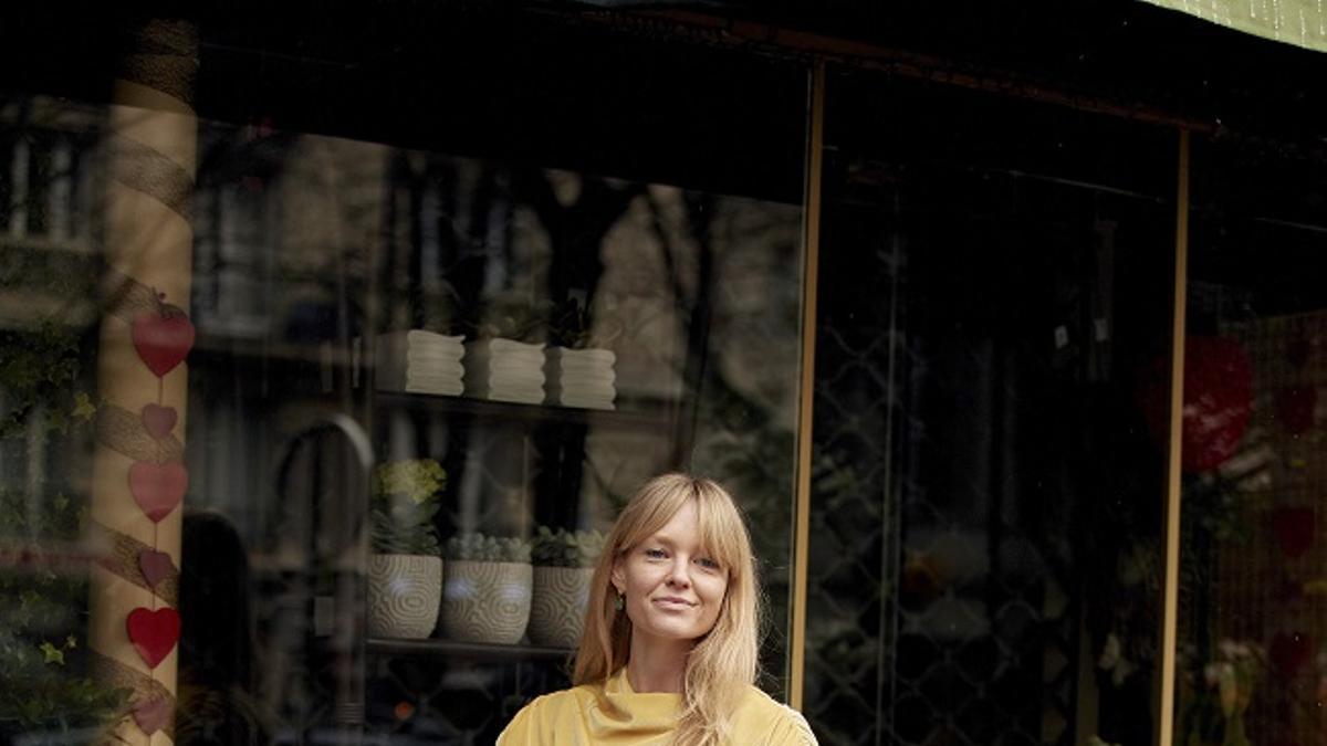 Look de la 'it girl' Jeanette Madsen con pantalones de cuero negros, visto en el 'street style' de París
