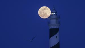 Luna rosa vista desde el faro del Cap de Favaritx en Menorca