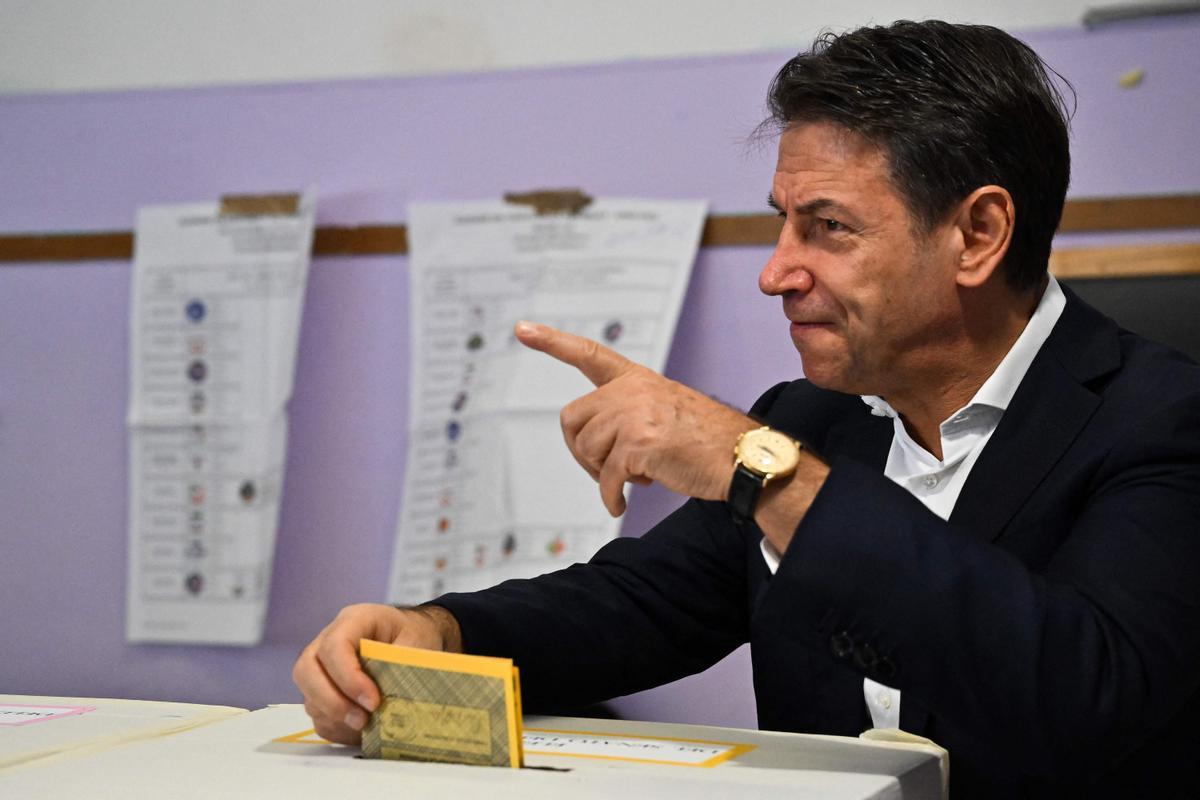 Líder del movimiento populista italiano Cinco Estrellas (Movimento Cinque Stelle), Giuseppe Conte emite su voto en un colegio electoral, el 25 de septiembre de 2022 en el centro de Roma.