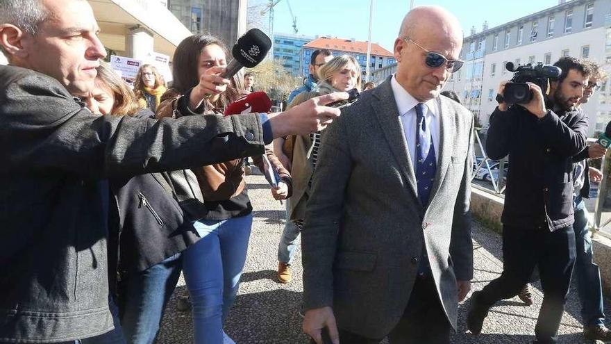 Andrés Cortabitarte, a la salida del juzgado, ayer, en Santiago.