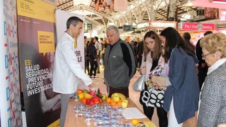 Los nutricionistas informaron a los visitantes del mercado.