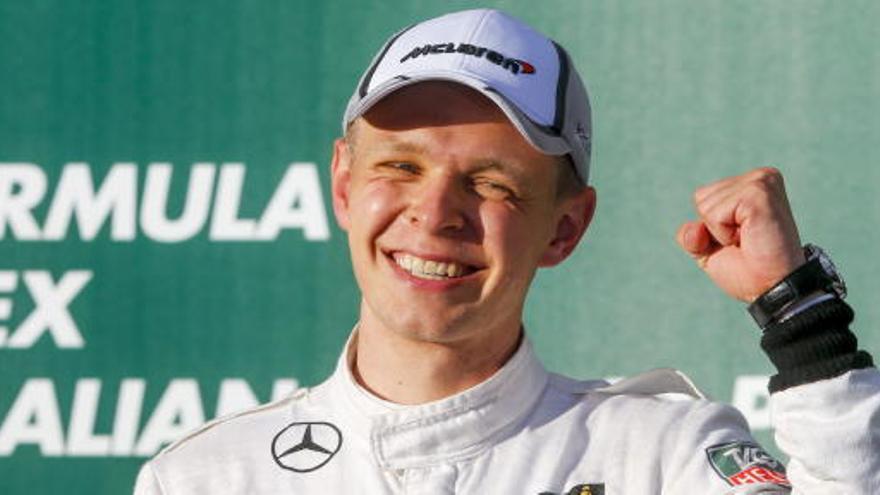 Magnussen celebra su segundo puesto.