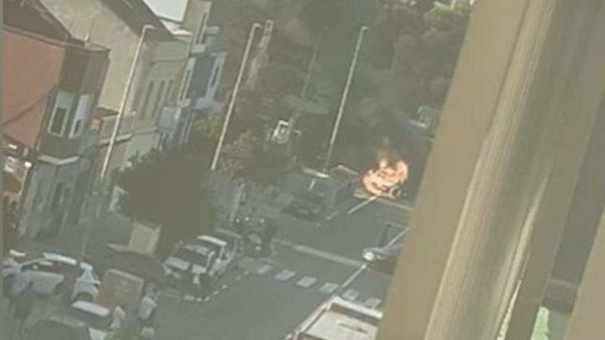 Se incendia un vehículo en la entrada de Pinedo