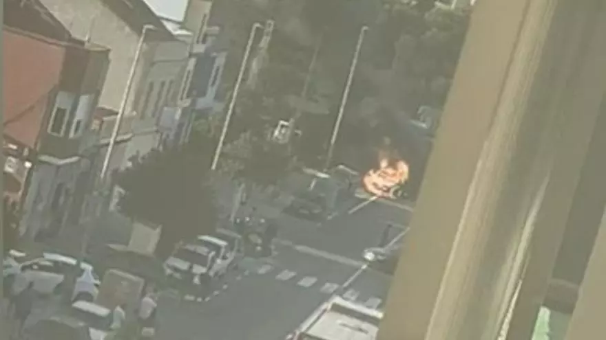 Se incendia un vehículo en la entrada de Pinedo