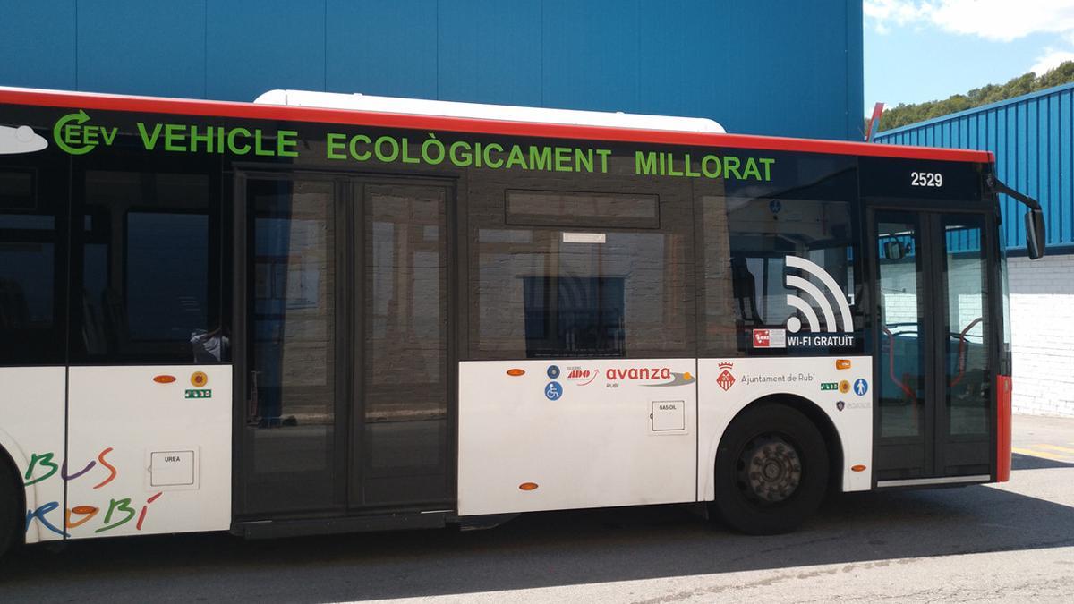 Uno de los buses urbanos de Rubí, equipado con wifi.