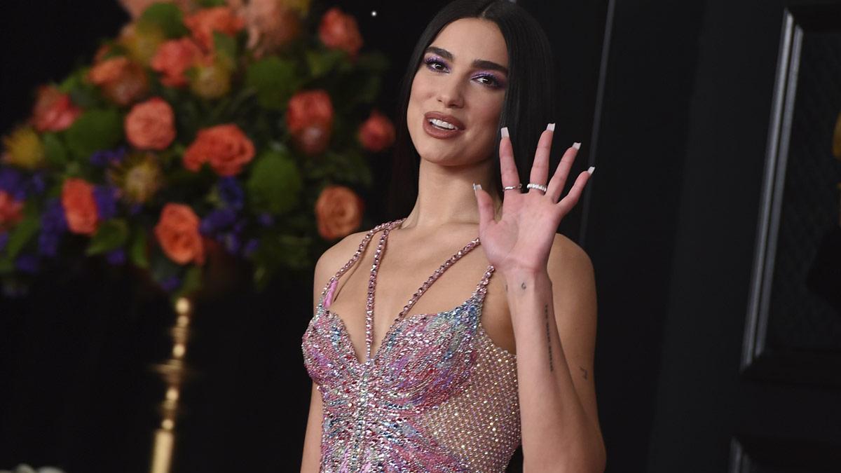 Dua Lip, de Versace, en alfombra roja de los Premios Grammy