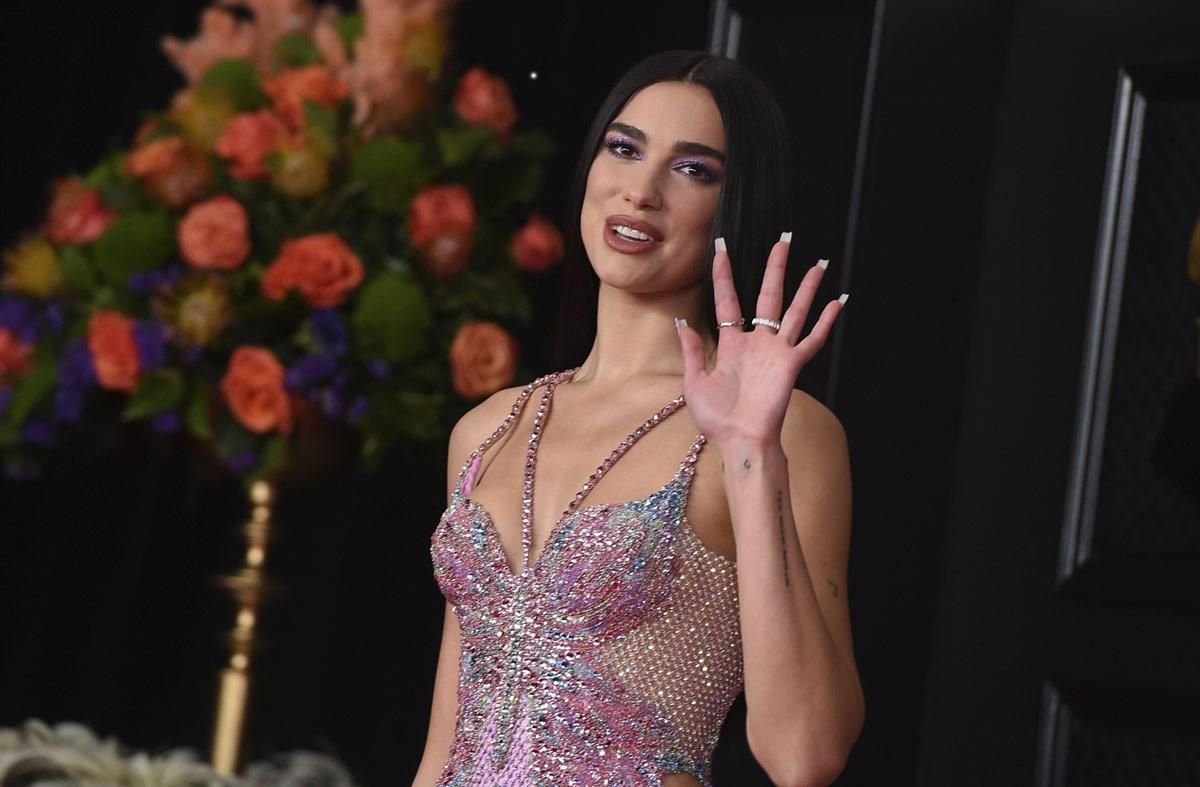Dua Lip, de Versace, en alfombra roja de los Premios Grammy