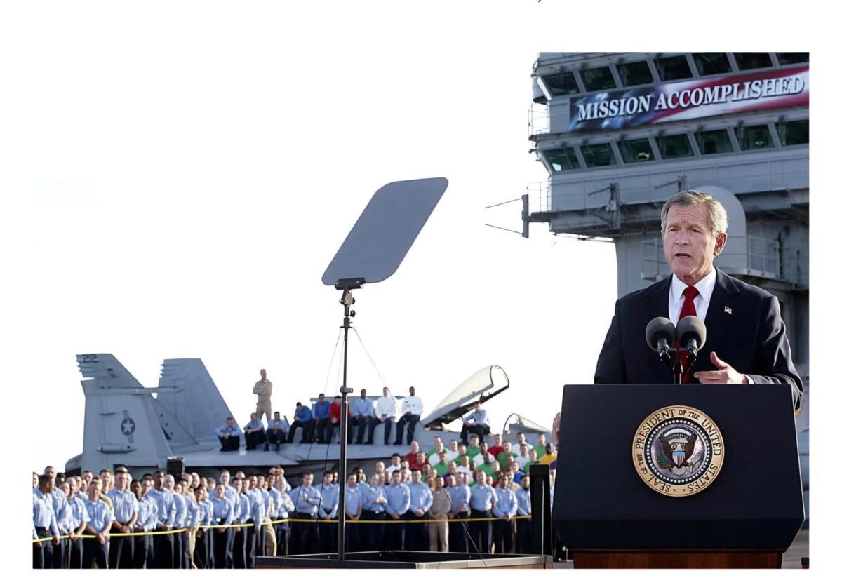El expresidente de EEUU George W. Bush arenga a las tropas tras la guerra de Irak, el 1 de mayo de 2003