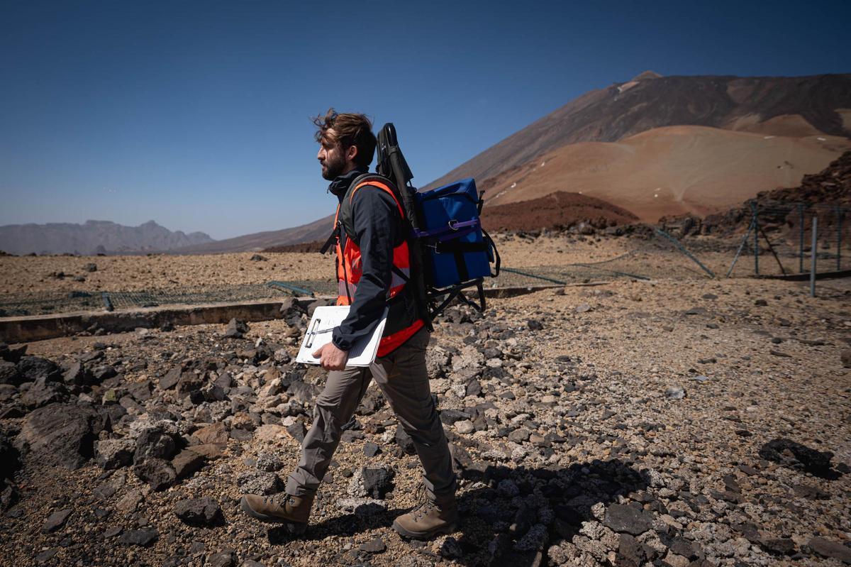 Francisco Sánchez porta el pequeño gravímetro a su espalda.