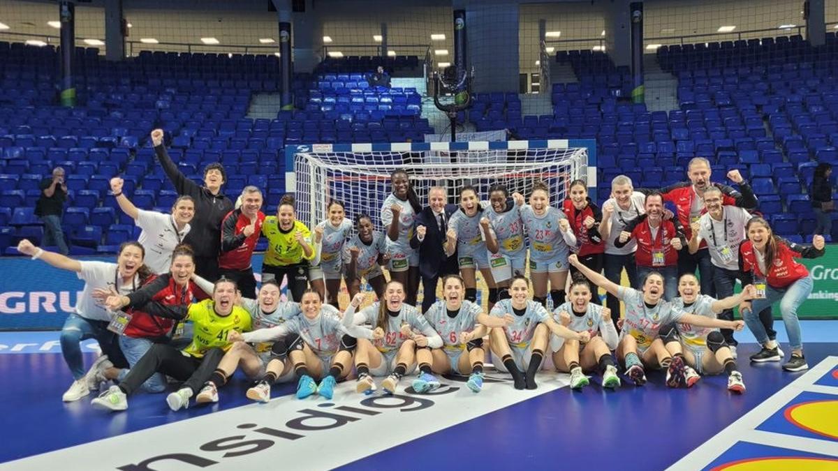 La selección española celebra su pase a la segunda ronda