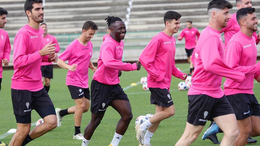 Sidibé, Bernardo, Luismi y Javi Flores, en el grupo del Córdoba CF durante la última sesión de entrenamiento en la Ciudad Deportiva.