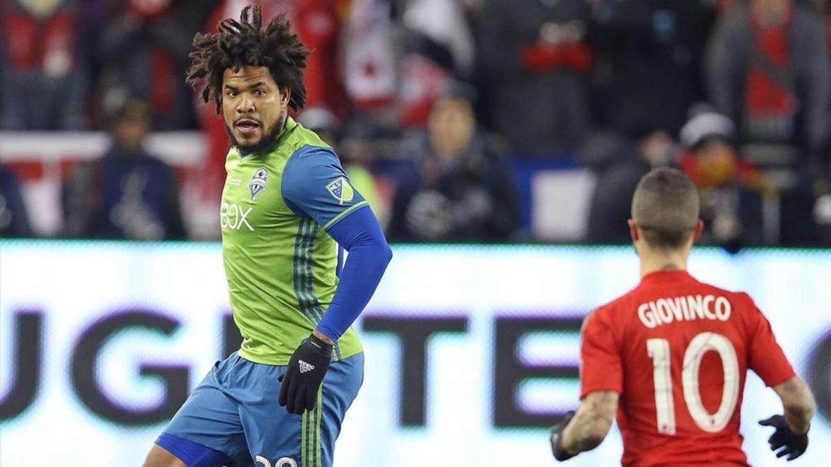 Román Torres (Seattle Sounders) y Sebastián Giovinco (Toronto FC)