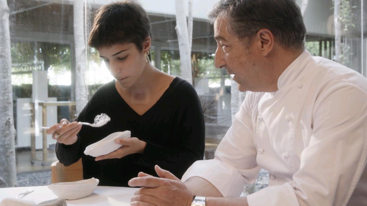 Joan Roca sirve a su hija Marina el postre ’Fava de cacau’, en un vídeo realizado por Joan Gurí.