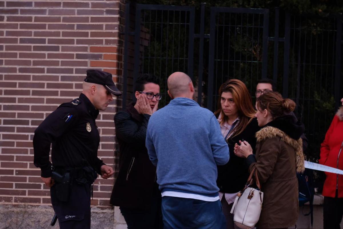 Un hombre dispara 5 veces a su pareja delante de su hijo en un colegio ...