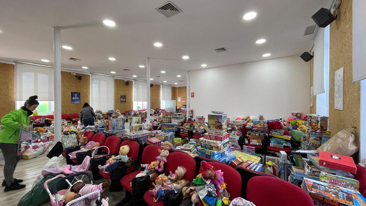 Personal de Sadeco organiza los juguetes recaudados en su campaña 'Regala sonrisas, dona juguetes'.