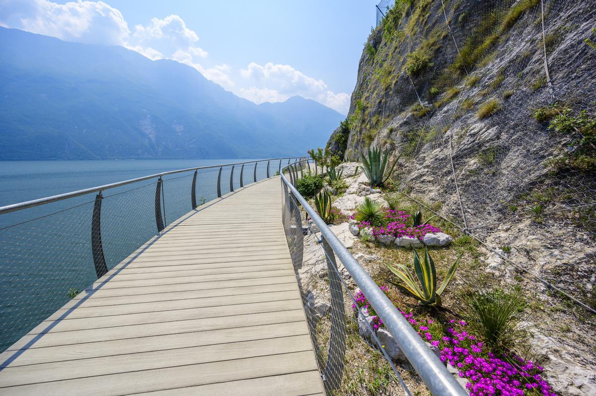 La ciclovía del Garda se encuentra en algunos tramos suspendida sobre el agua.