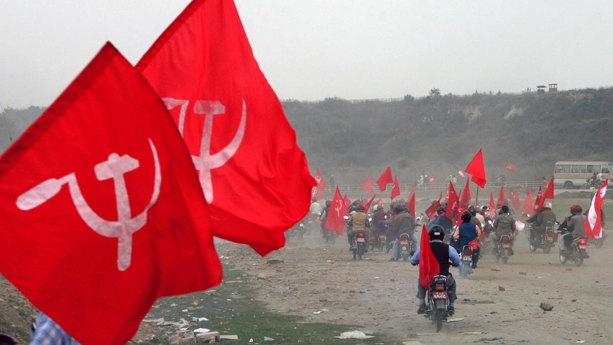 Activistas ondean banderas con simbología comunista.