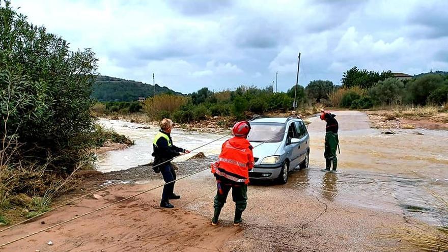 Rescate de dos personas atrapadas por el agua y un edificio derrumbado en Castellón