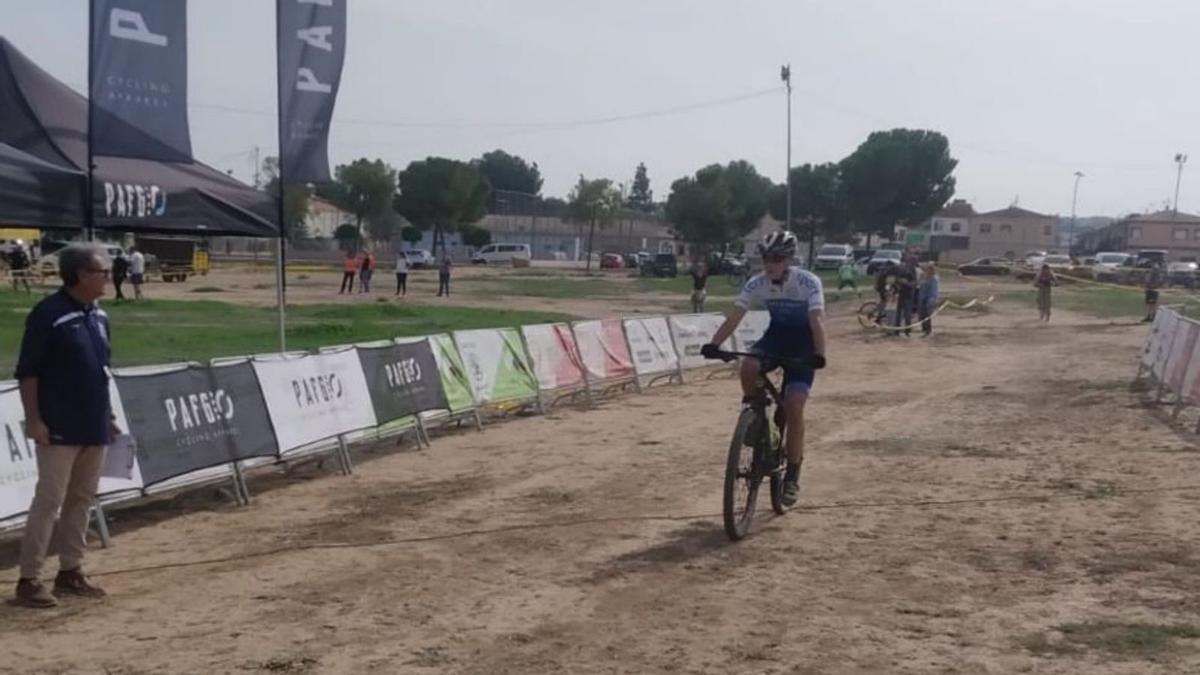 Un ciclista llegando a meta en Las Torres de Cotillas. | JOSÉ GARCÍA