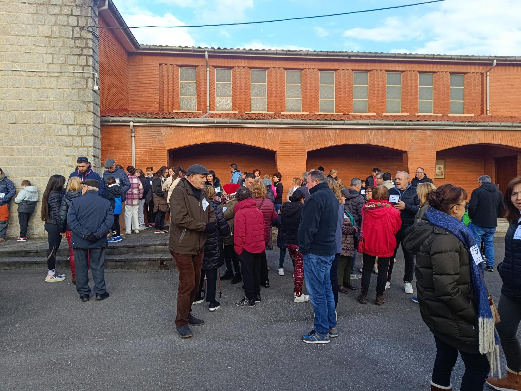 Más de 150 vecinos de Posada de Llanera marchan por la solidaridad