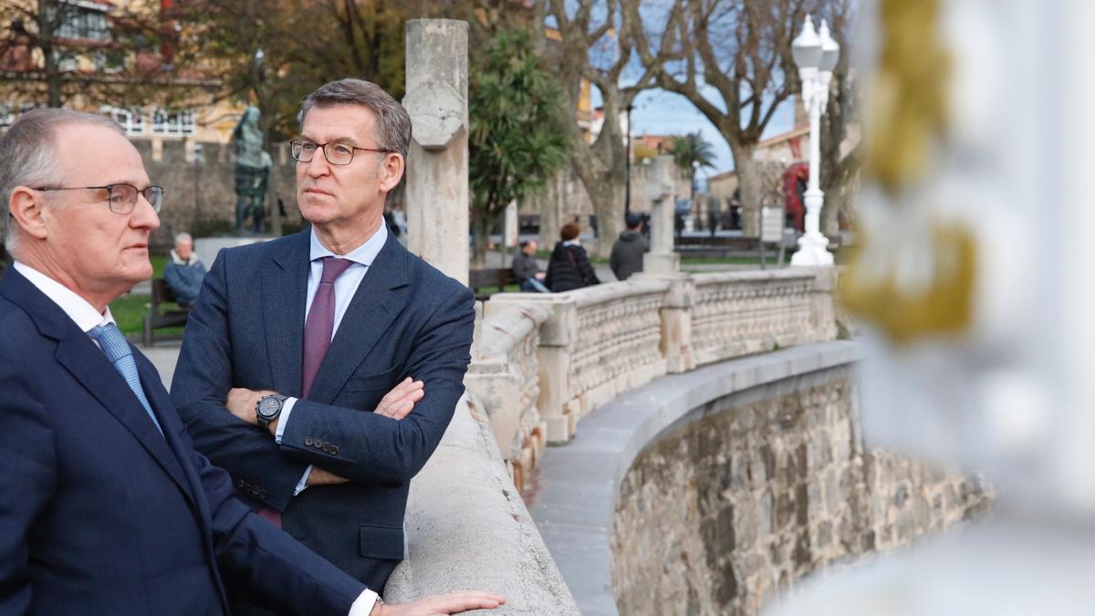 Alberto Núñez Feijóo y Diego Canga, durante su visita a Gijón del pasado diciembre.