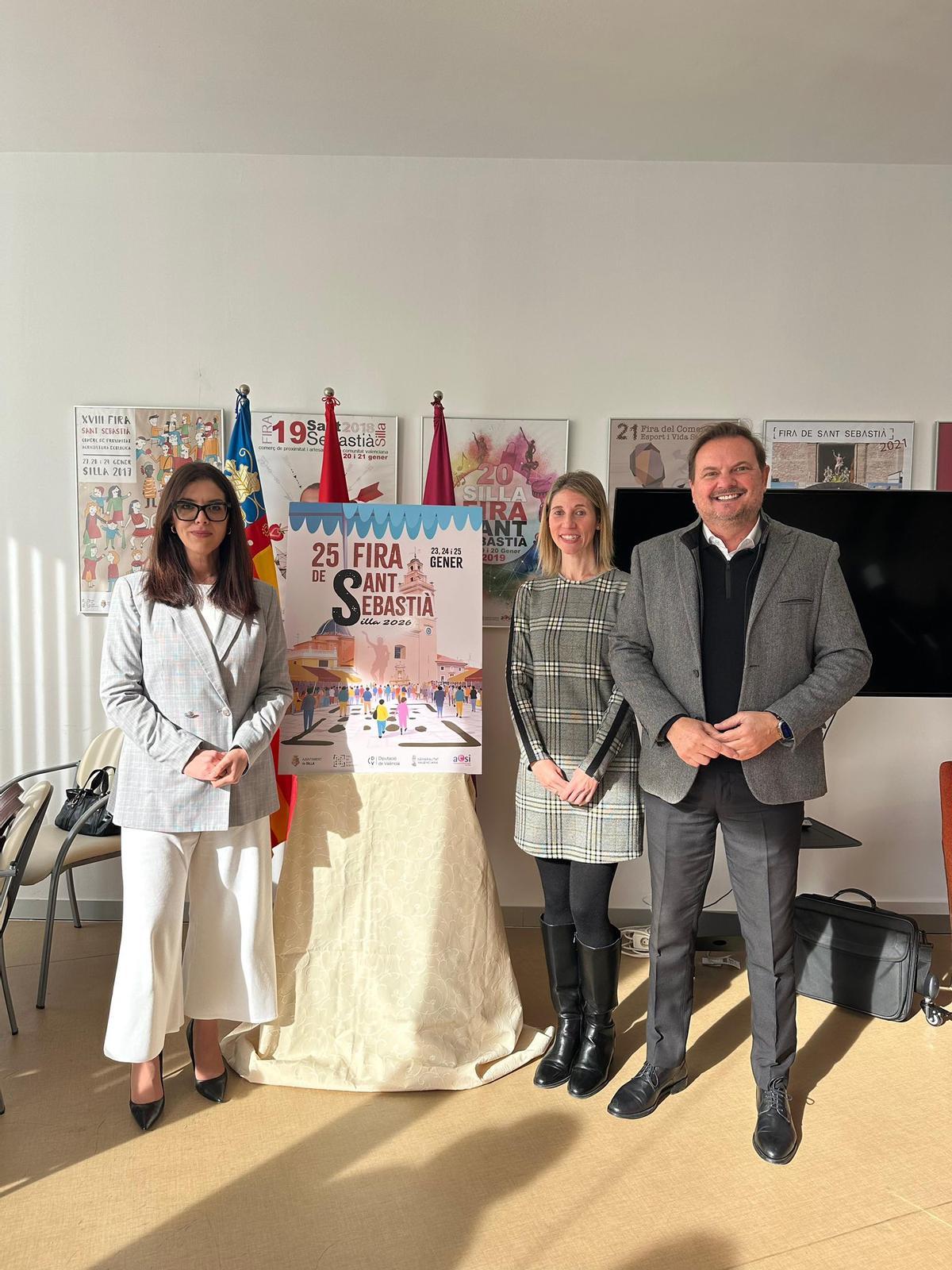 El alcalde de Silla, Vicente Zaragozá Alberola, junto a Lucía y Marianela, las nuevas camareras del Cristo