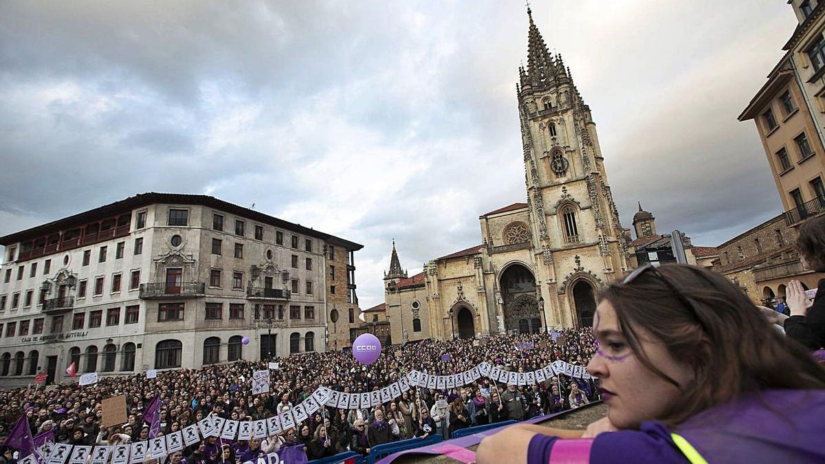 Manifestación del 8M el año pasado en la plaza de la Catedral de Oviedo. | Miki López