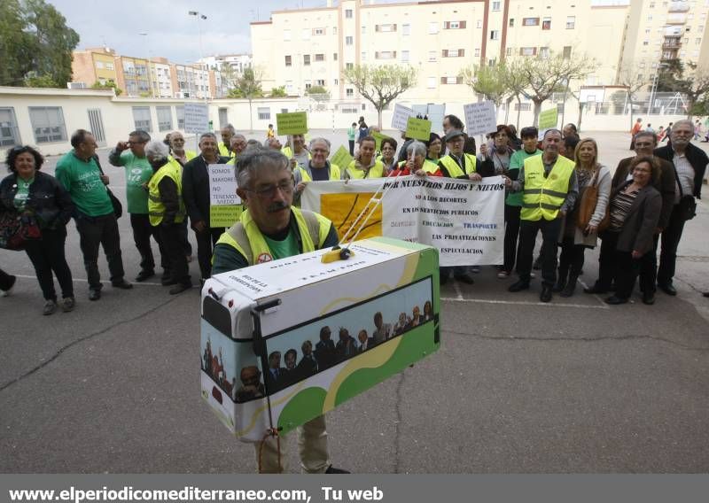 GALERÍA DE FOTOS - Encierros en protesta por supresión de líneas en valenciano