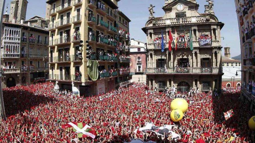 Miles de personas festejan con sus pañuelos alzados el inicio de las fiestas de San Fermín 2015.