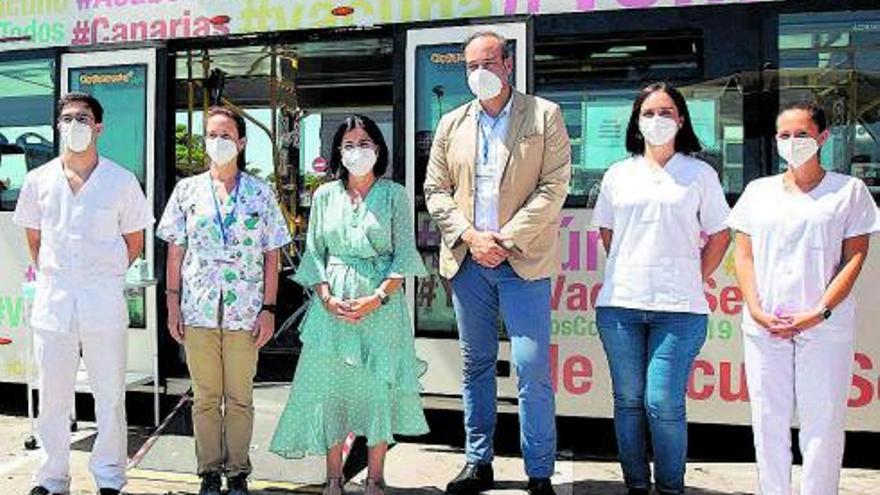 La ministra de Sanidad, Carolina Darias (c), visitó ayer una de las unidades de «vacuguagua» desplegadas por el SCS para impulsar la vacunación contra la covid.