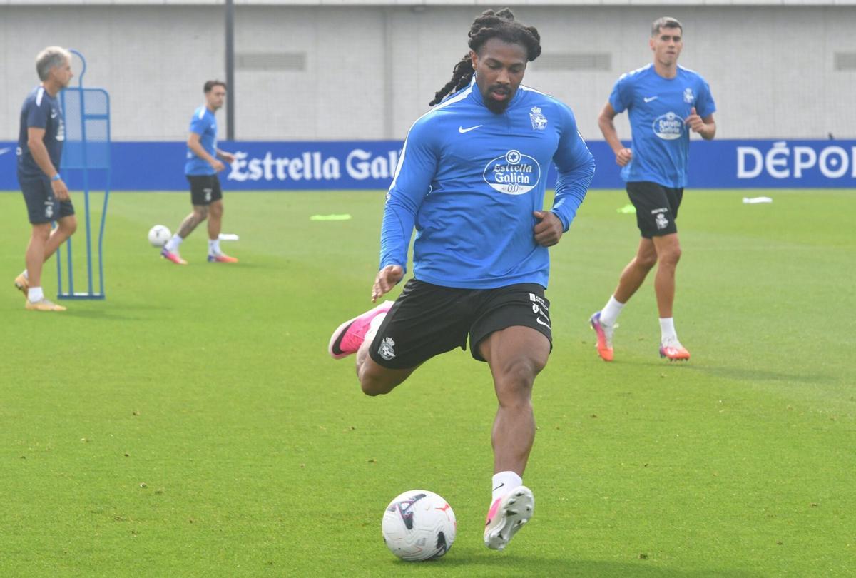 Ya vestido con la ropa de entrenamiento blanquiazul, Adama Traoré trabaja junto a sus compañeros. Ya vestido con la ropa de entrenamiento blanquiazul, Adama Traoré trabaja junto a sus compañeros.