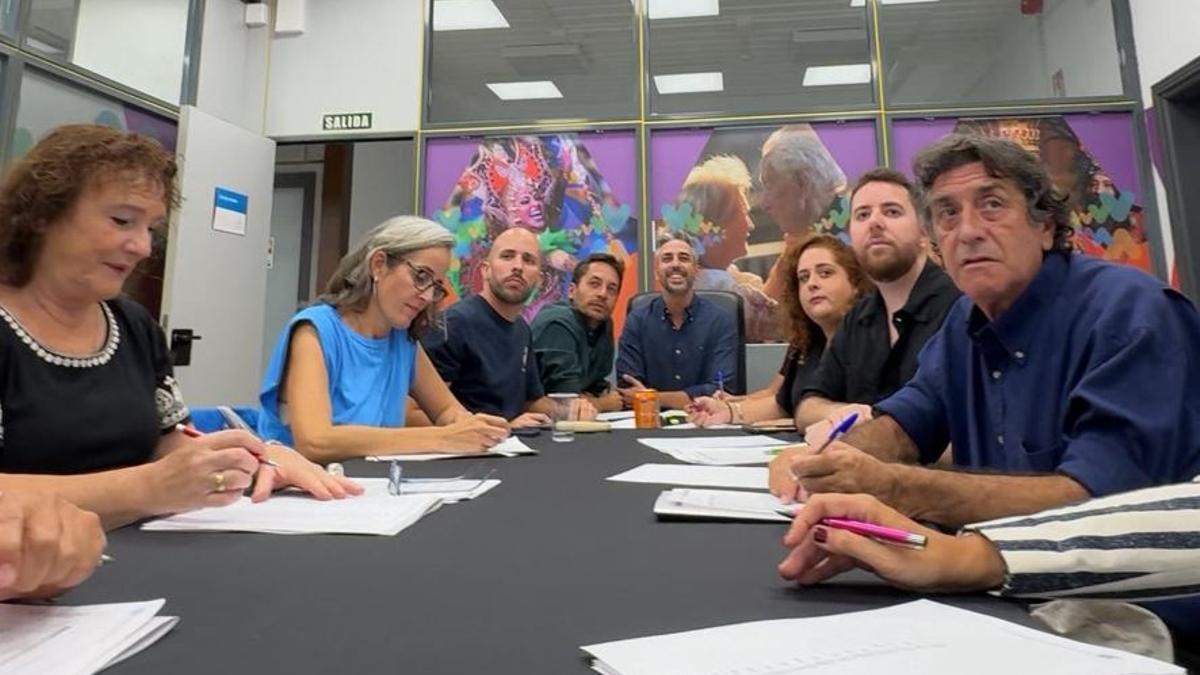 Momento de la deliberación del jurado que eligió los cinco finalistas entre las 62 propuestas al cartel anunciador del Carnaval 2026.