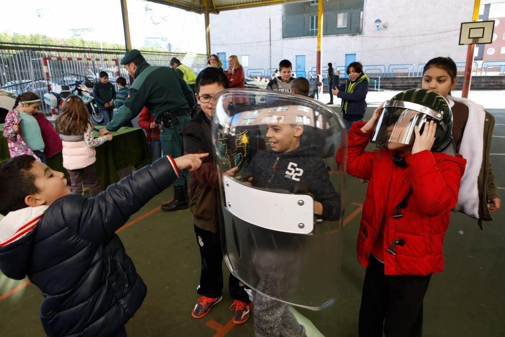 Exhibición de la Guardia Civil en el colegio Santa Olaya