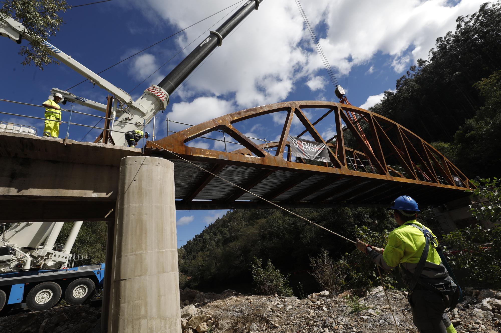 Así fue la instalación del nuevo puente de Quinzanas (Pravia)